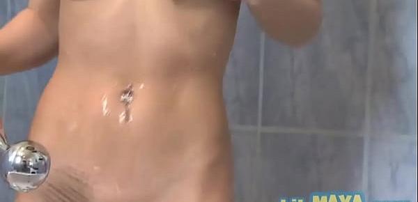 Small teen showers and shaves her pussy